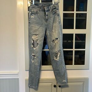 AMERICAN EAGLE RIPPED MOM JEANS